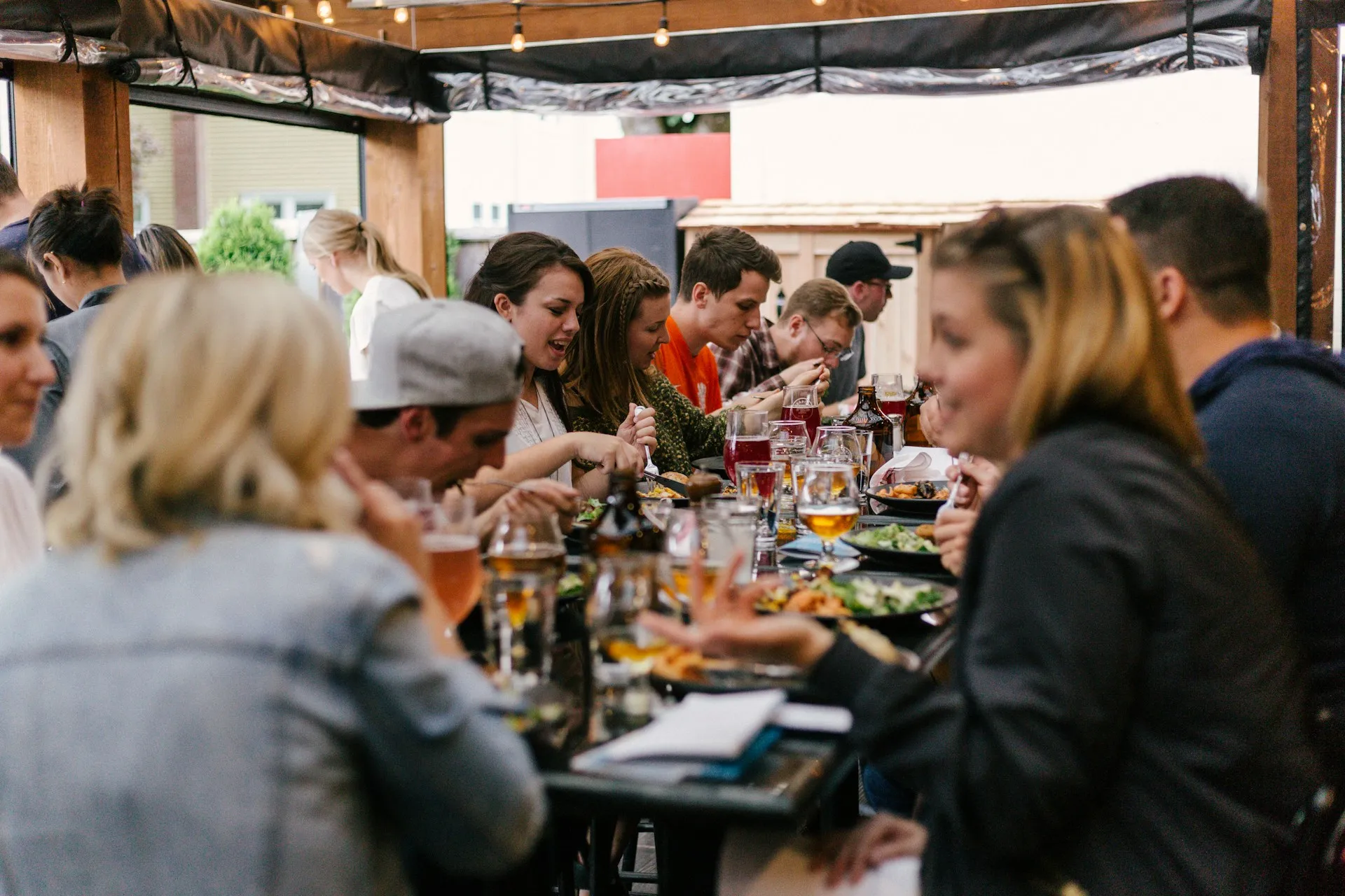Heller Restaurant-Nebenraum mit einer Gruppe an gedeckter Tafel und Servicekraft